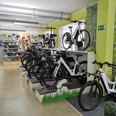Mitarbeiter auf einem Fahrrad